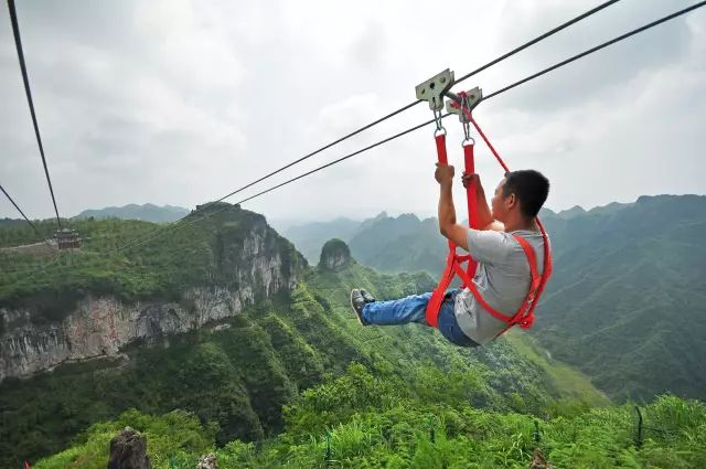 請(qǐng)問(wèn)高空滑索為什么越重的人滑行速度越快？