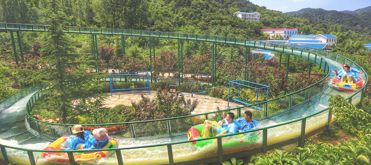 夏日狂歡，體驗(yàn)極致滑翔快感——玻璃水滑道漂流爆火原因探究